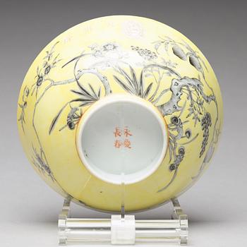 A yellow glazed grisaille bowl and spoon, Qing dynasty, Guangxu period (1875-1908).