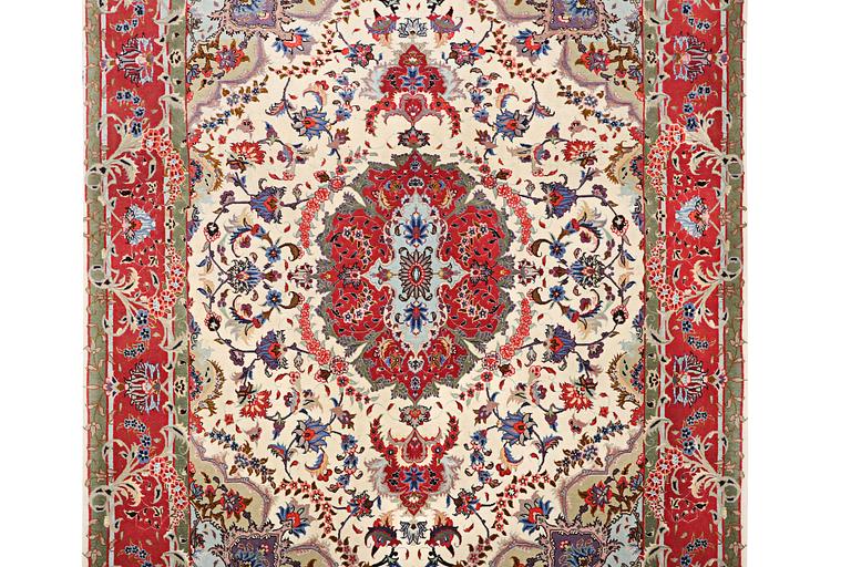 A Tabriz rug, part silk, 50 raj, c. 204 x 154 cm.