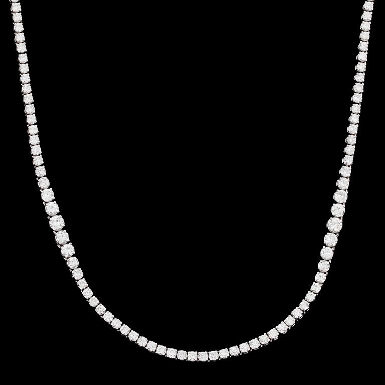 COLLIER, lång riviérè med briljantslipade diamanter, tot 25.70 ct, doserande i olika partier.