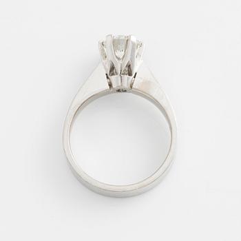 Ring solitär med briljantslipad diamant.