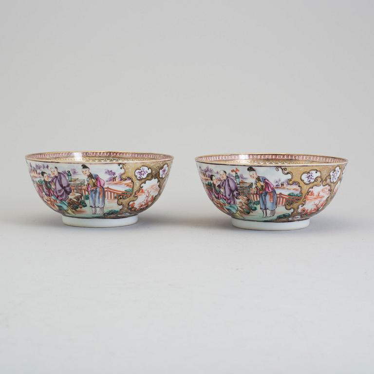 A pair of famille rose 'mandarin' export porcelain bowls, Qing dynasty, Qianlong (1736-95).