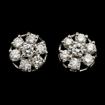 ÖRHÄNGEN, ett par, 18k vitguld med briljantslipade diamanter tot ca 1.0 ct, 1900-talets senare hälft. Vikt 3 g.