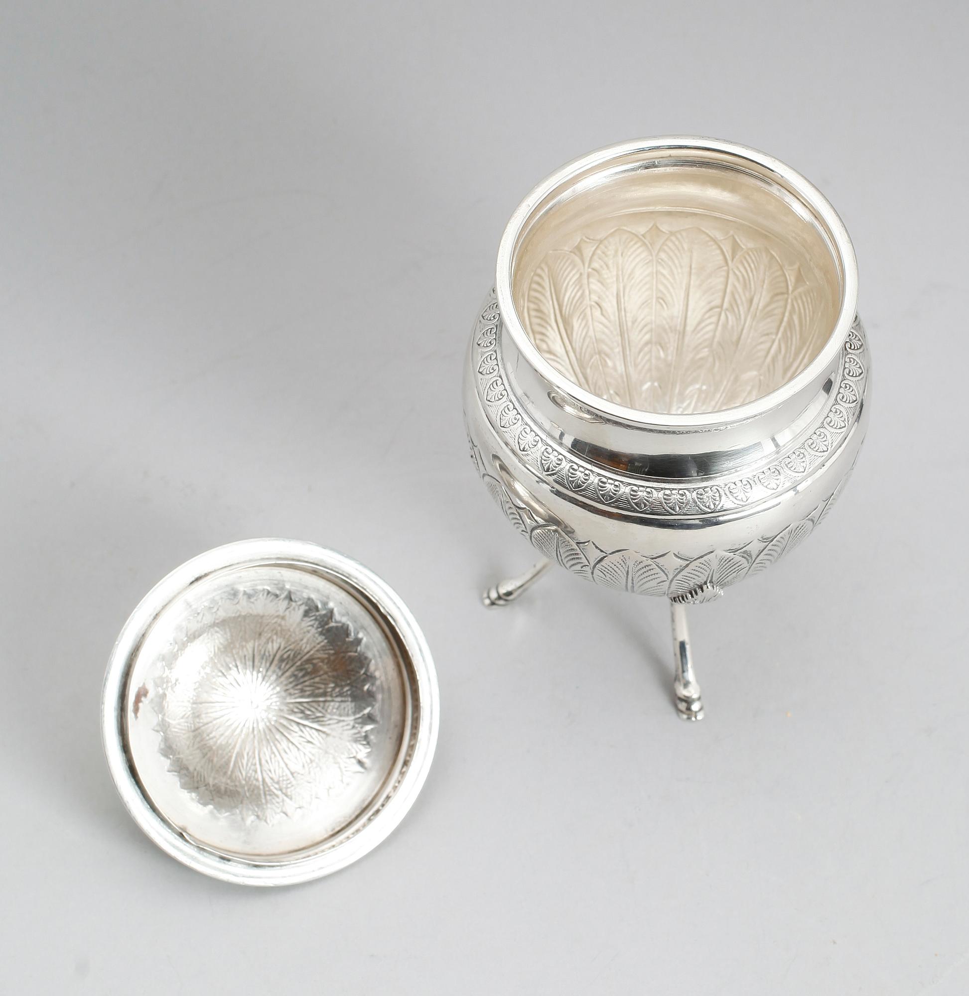 LOCKSKÅL, silver, empirestil, otydliga stämplar. Vikt 262 gram.