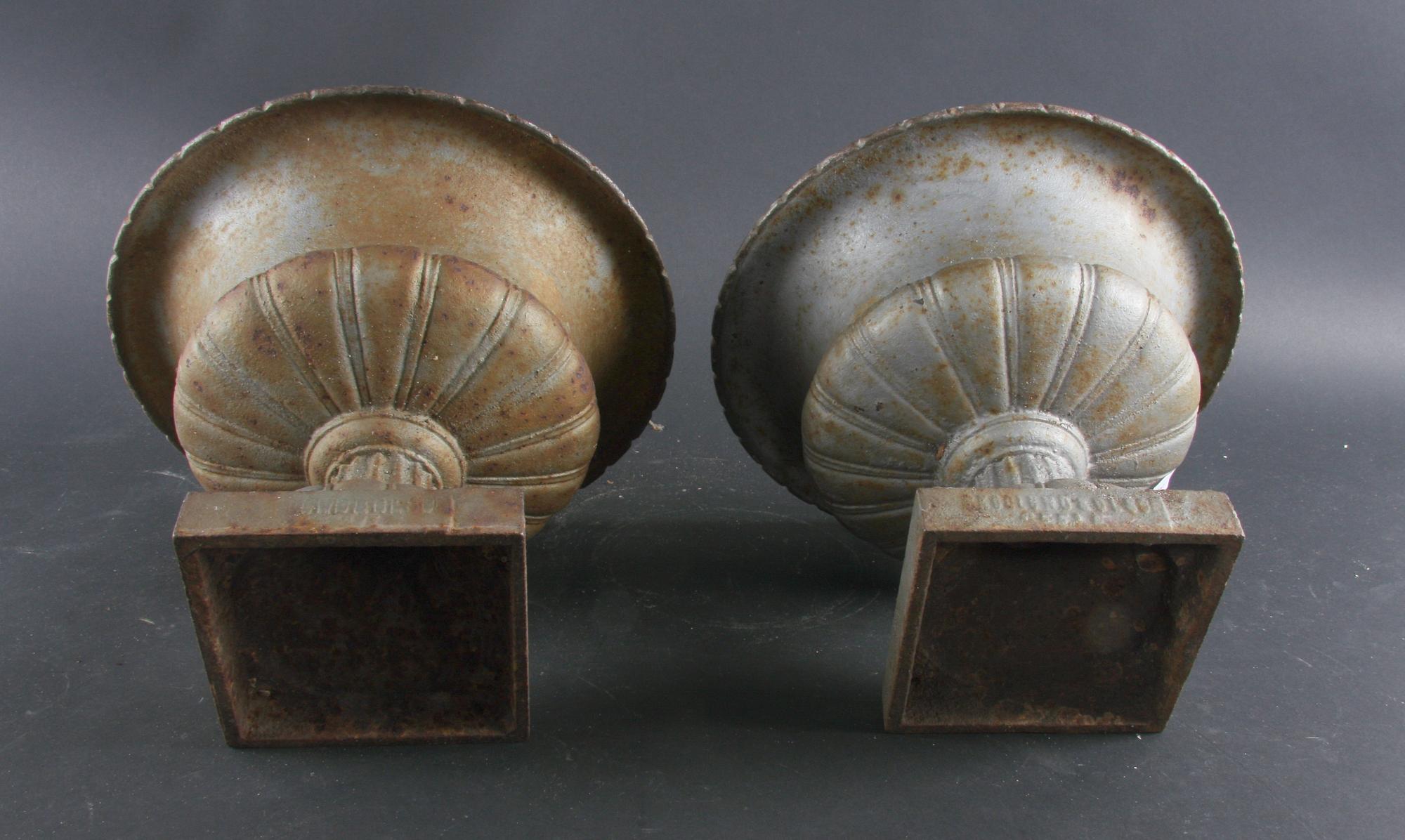 TRÄDGÅRDSURNOR, ett par, gjutjärn, 1900-tal.