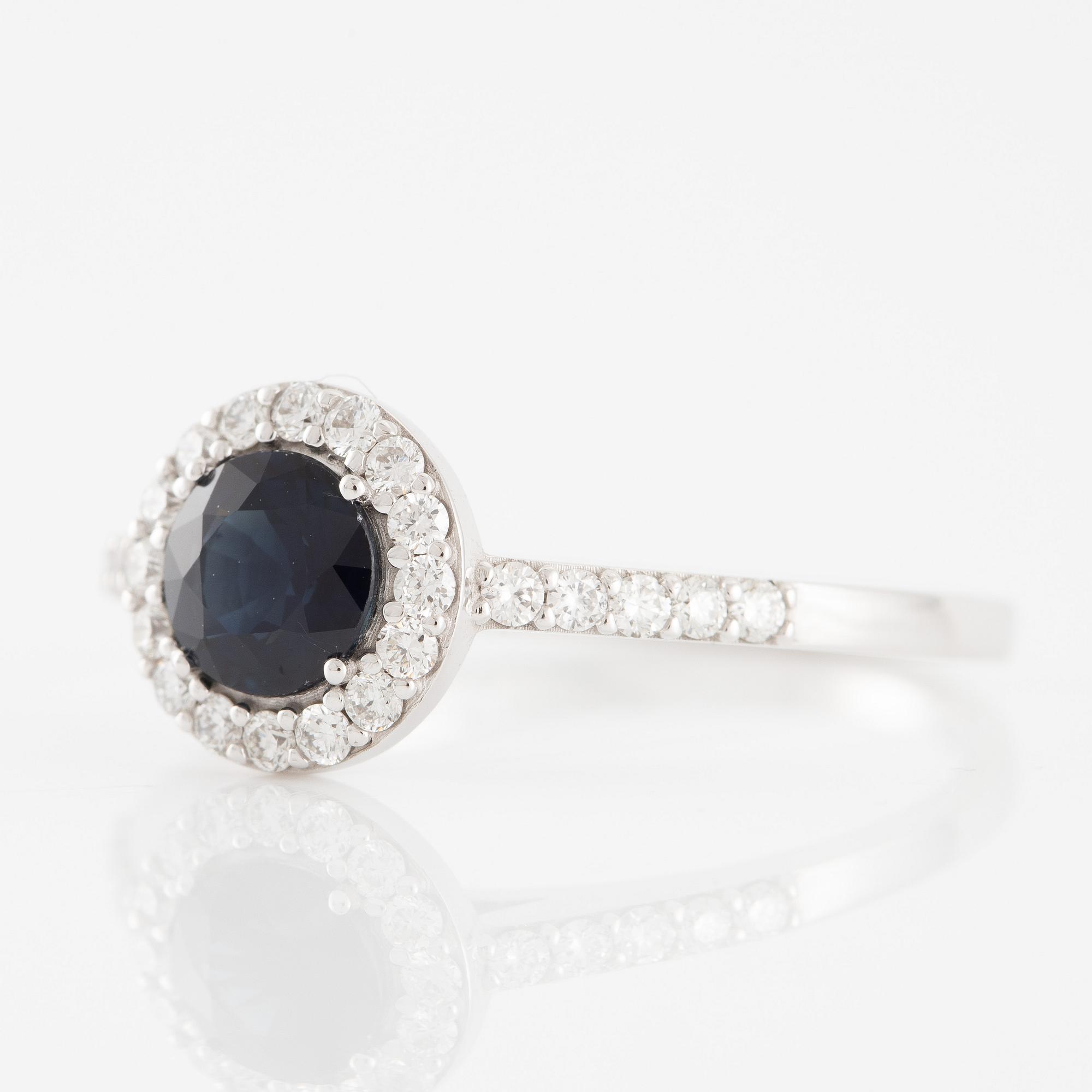 Ring in 14K white gold with a sapphire and brilliant-cut diamonds.