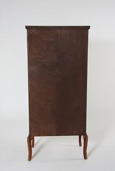 VITRINSKÅP, Louis XVI-stil.