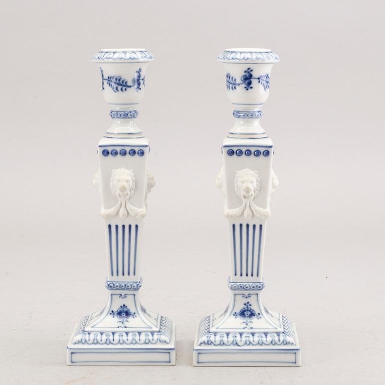 LJUSSTAKAR ett par "Musselmalet" Royal Copenhagen Danmark 1900-talets andra hälft porslin.