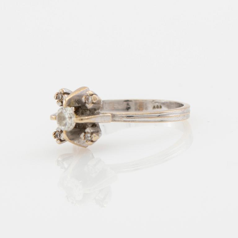 Ring, 18K vitguld med briljantslipade diamanter.