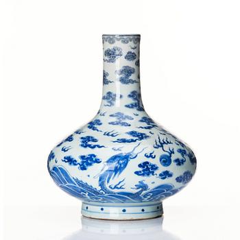 A blue and white vase, Qing dynasty, 19th Century.