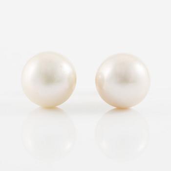 Earrings 18K gold with cultured freshwater pearls.