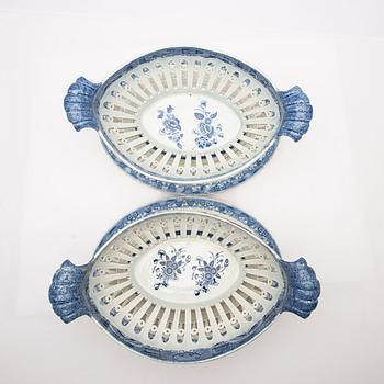 Gallerskålar med underfat, ett par, flintgods, England, 1800-tal.