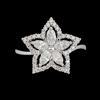 RING, 18K vitguld, diamanter tot ca 1.05 ct.