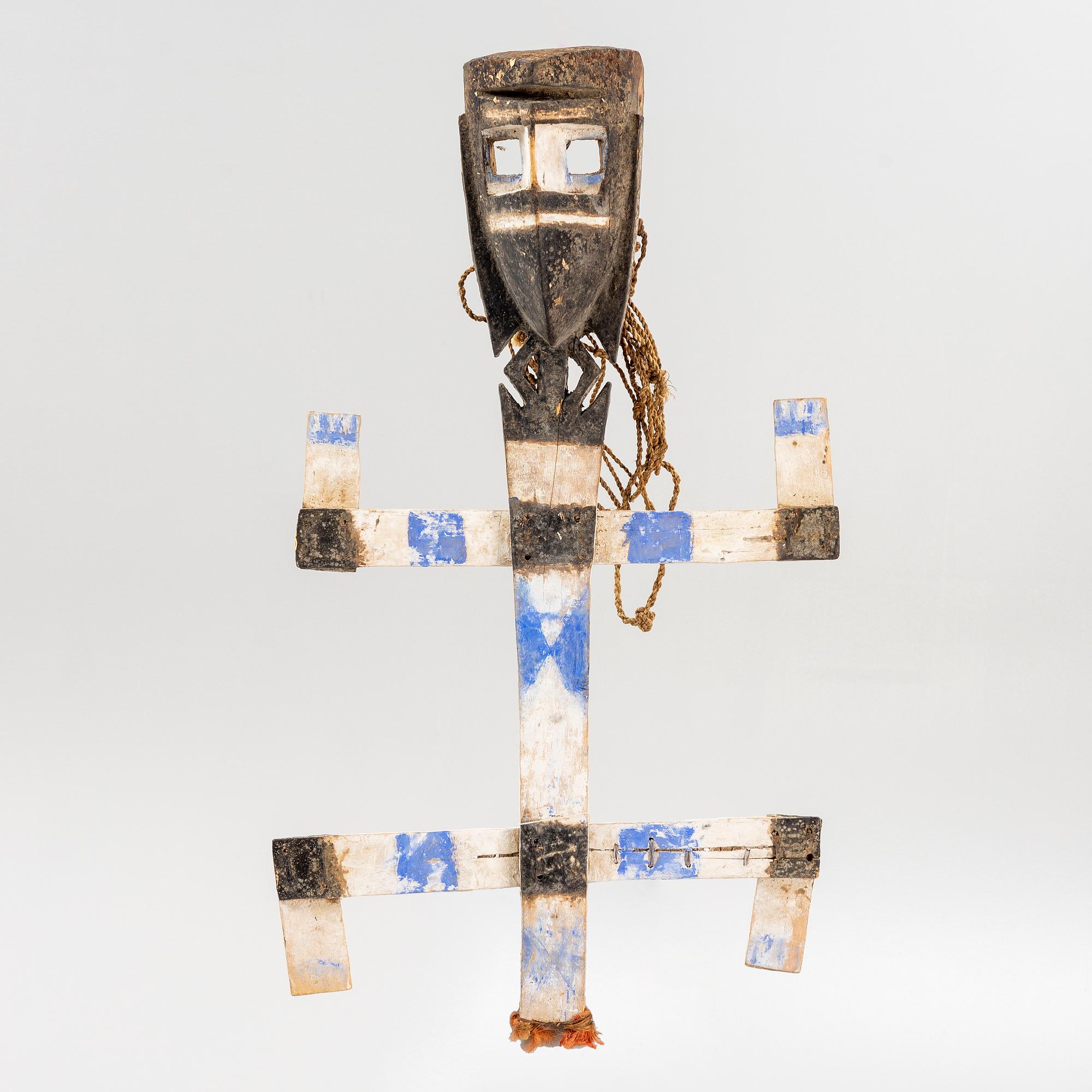 Twelve sculptures, reportedly from Makonde, Tanzania, Luba, Congo, and moore, from the second half of the 20:th century.