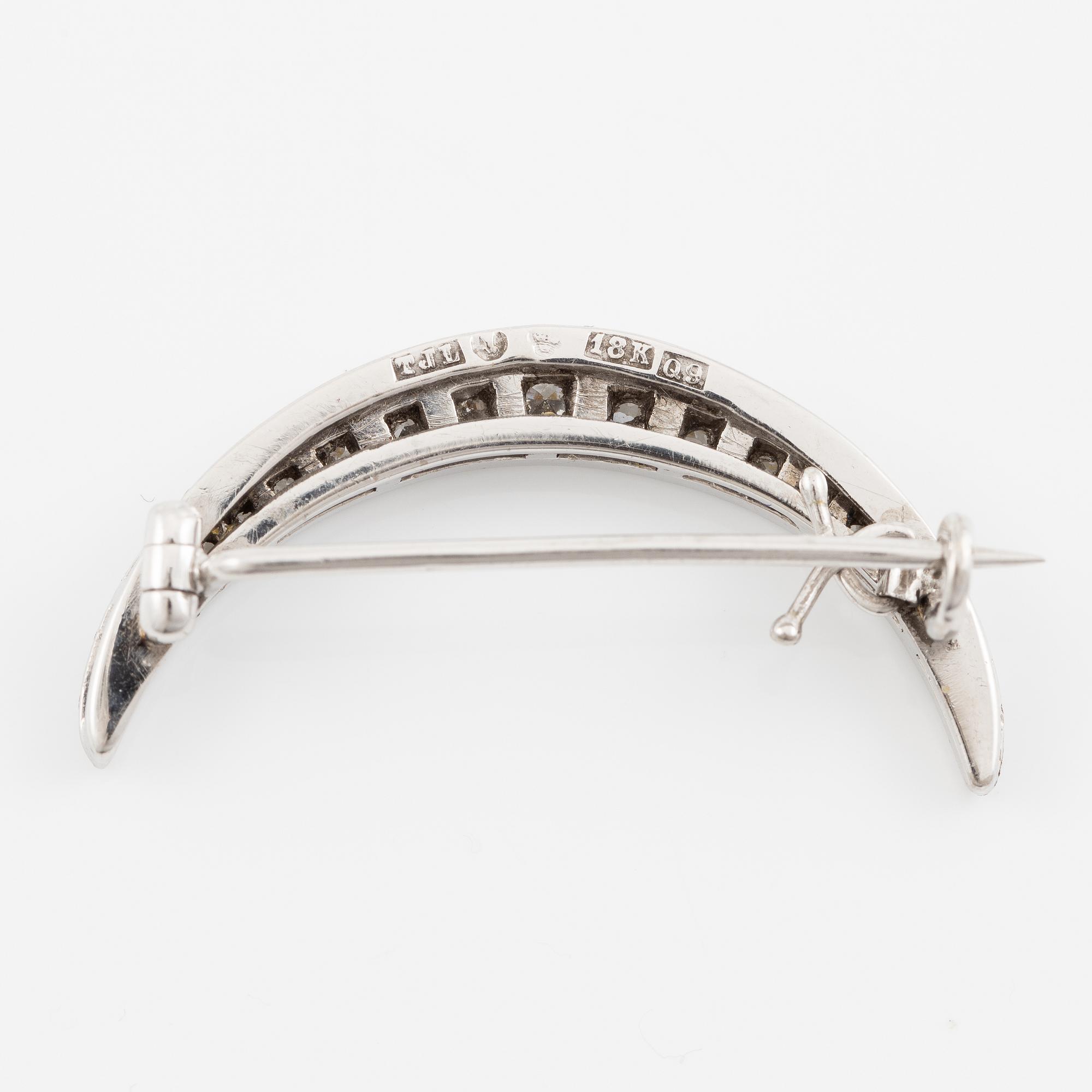 Brosch 18K vitguld med runda briljantslipade diamanter.