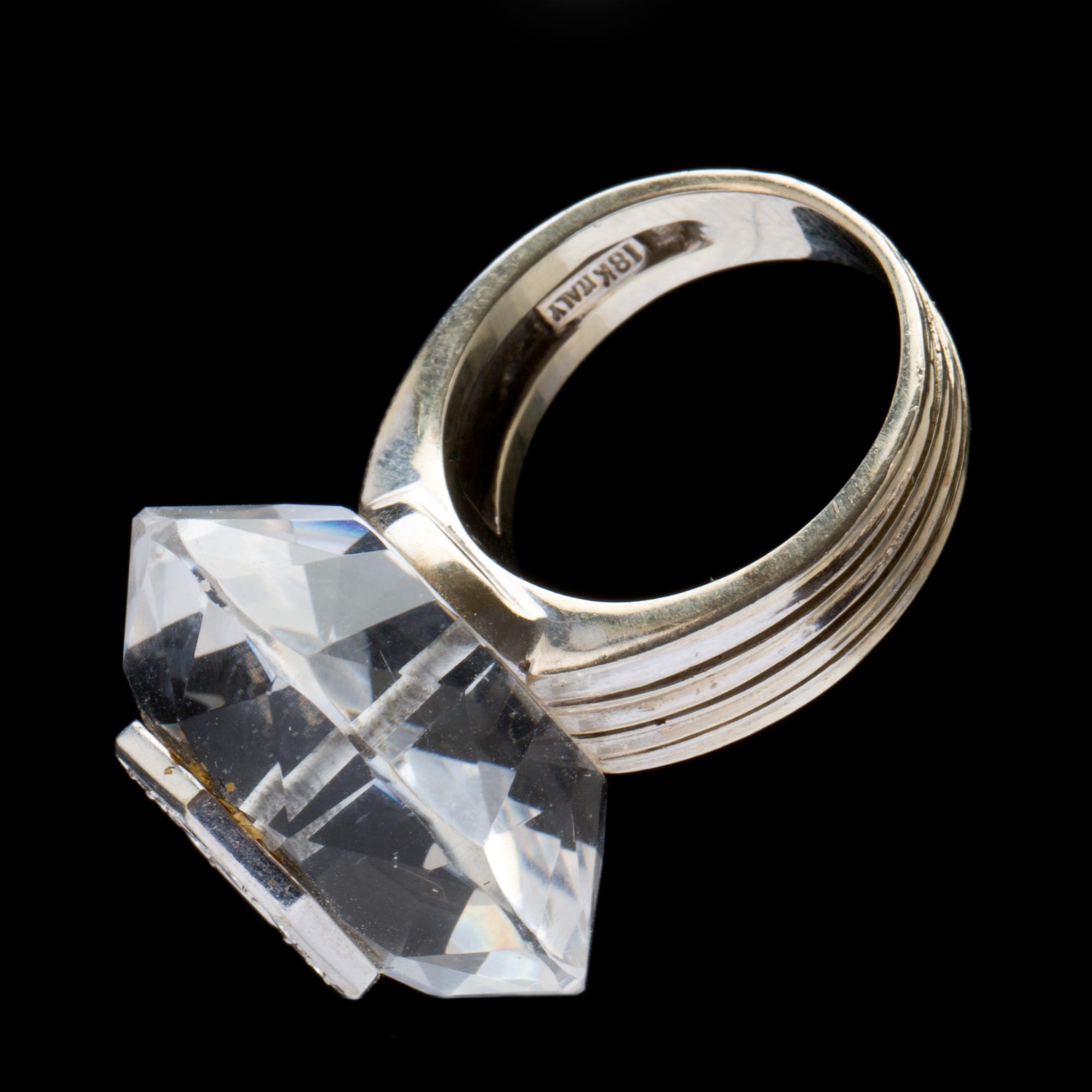 RING, 18k vitguld med diamanter och konstmaterial, ca 0,48ct. Vikt ca 10g.