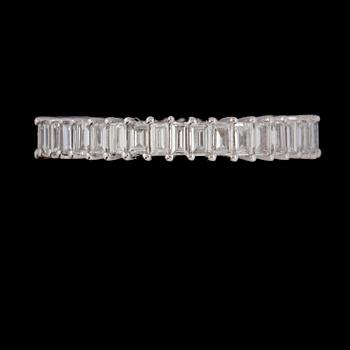 RING, 18k vitguld med baguettslipade diamanter, 1.44 ct. Vikt 3 g.