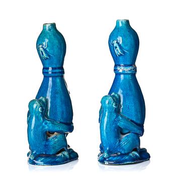 1228. A pair of turquoise-glazed water sprinklers/vases, Qing dynasty, Kangxi (1662-1722).