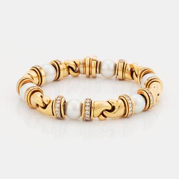 412. An 18K gold and cultured pearl Bulgari bracelet set with round brilliant-cut diamonds.