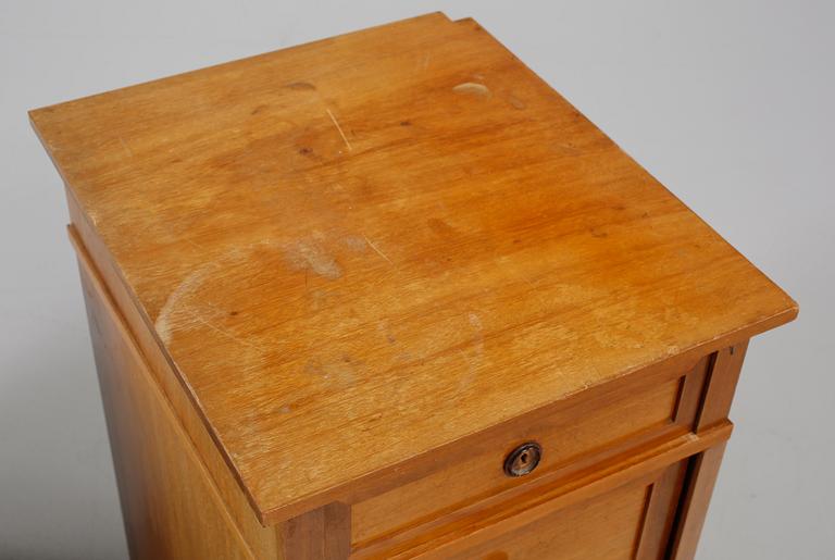SÄNGBORD, ett par, 1800-talets andra hälft.