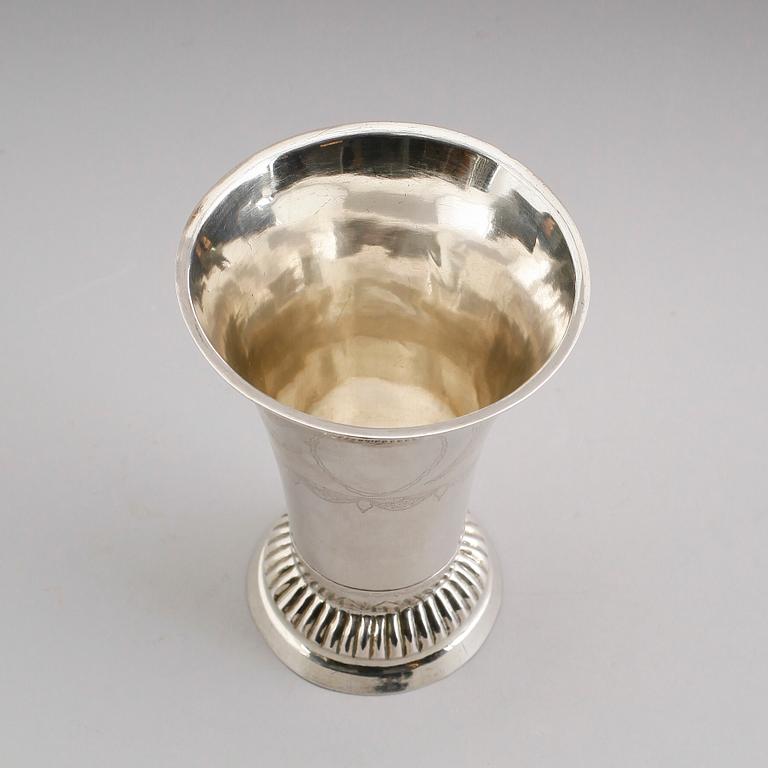 BÄGARE, silver, otydliga svenska stämplar, 1836. Vikt ca 92 gram.