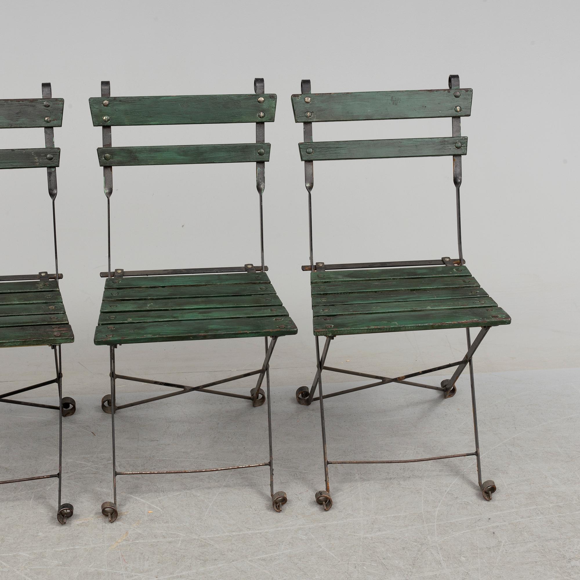 A Garden table and 4 chairs 20th century.