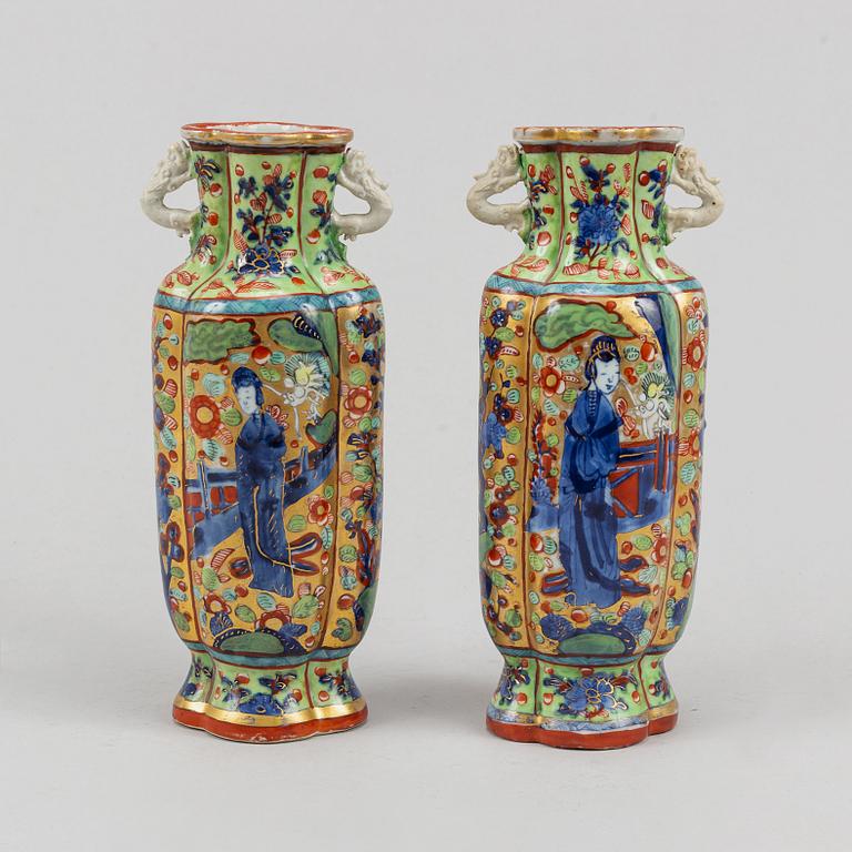 A pair of clobbered famile rose vases, Qing dynasty, Kangxi (1662-1722).