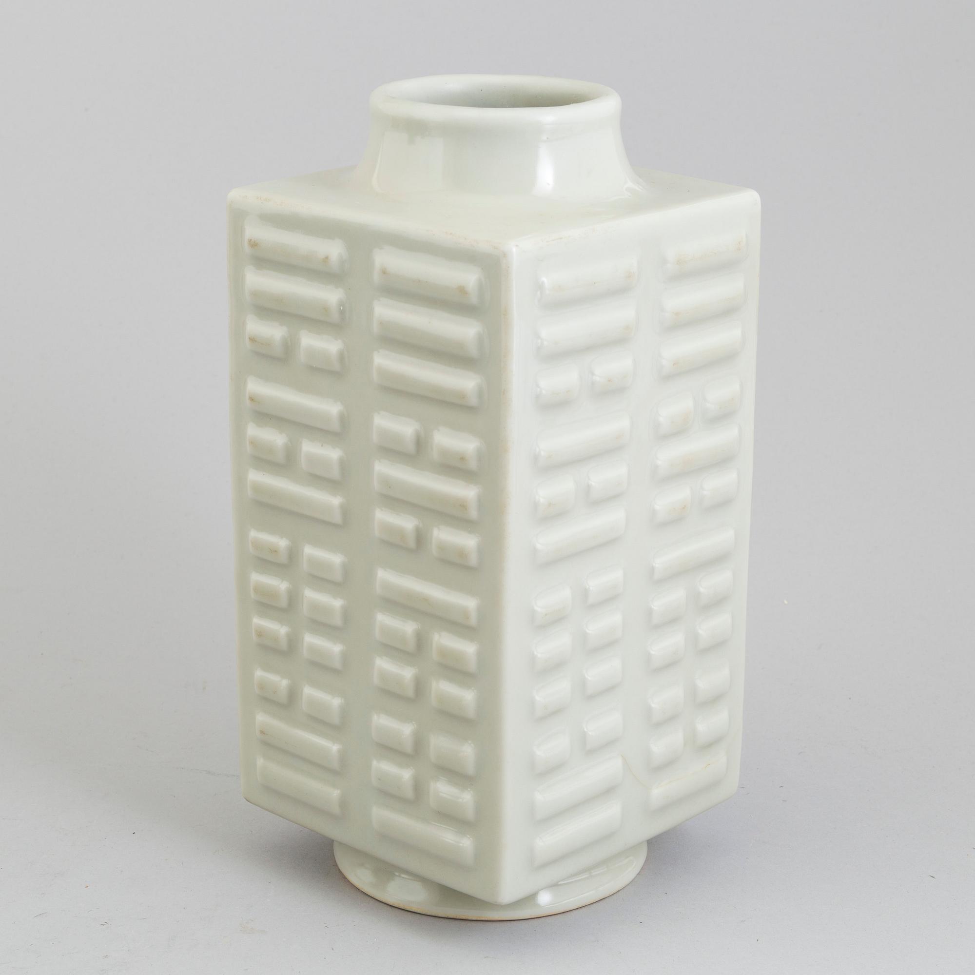 A 20th century Chinese porcelain vase.