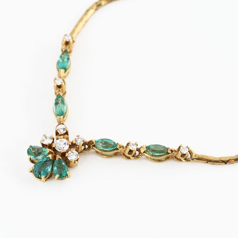 COLLIER, med smaragder och briljantslipade diamanter.