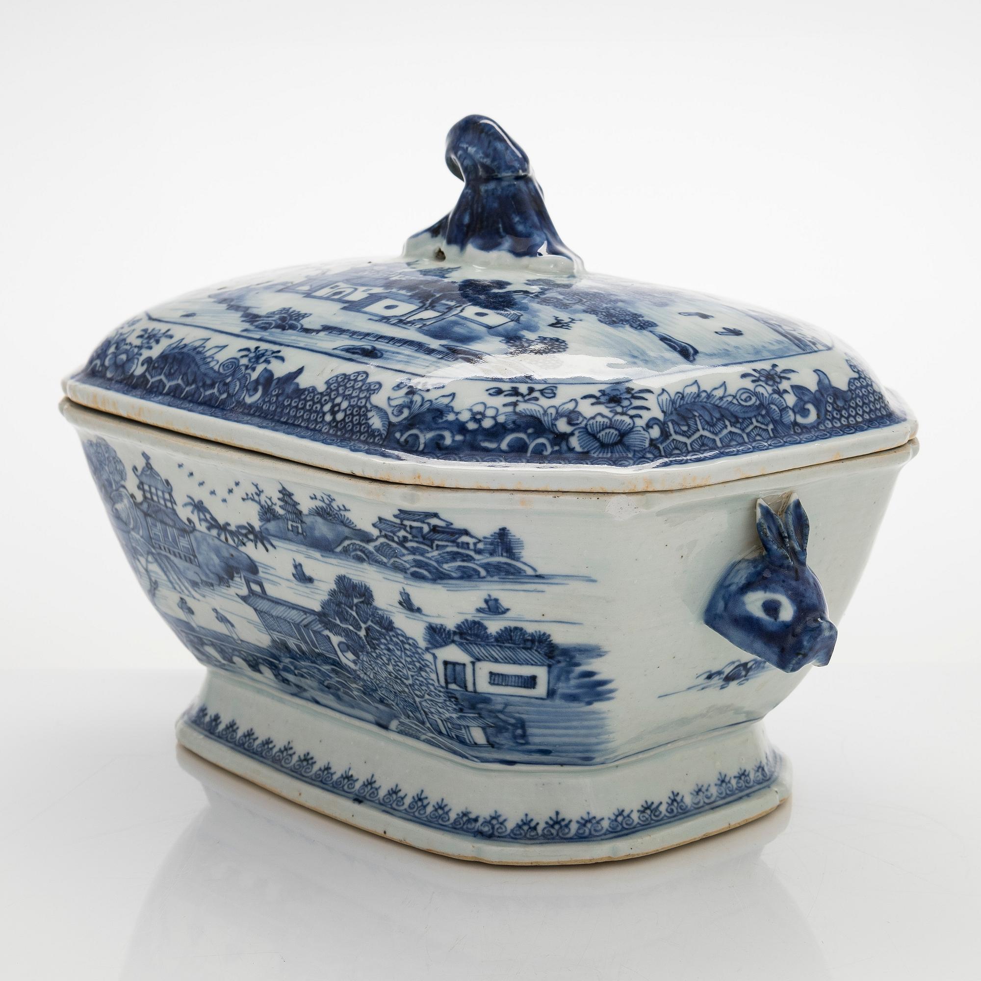 A blue and white tureen with cover and a dish, Qing dynasty, Qianlong (1736-95).