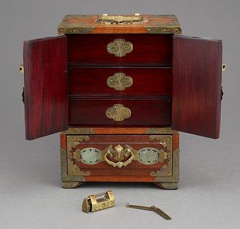 SMYCKESKRIN/MINIATYRSKÅP, Kina 1900-talets början.