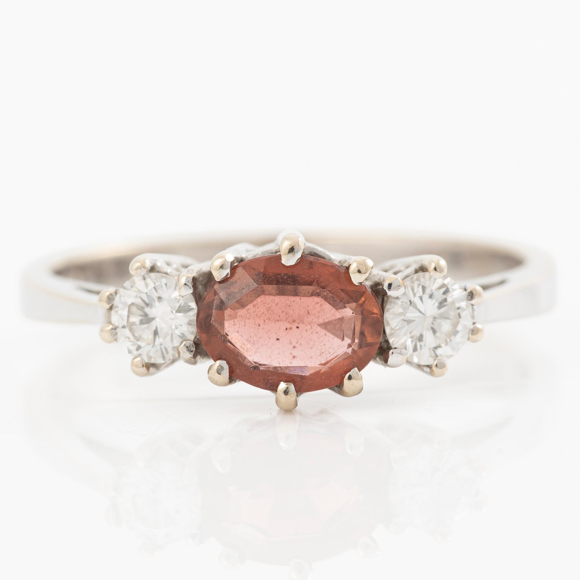 Ring 18K vitguld med turmalin och briljantslipade diamanter.