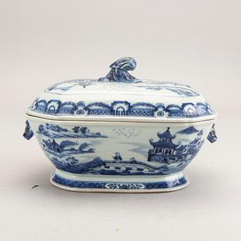 Terrrin med lock Kina Qianlong (1736-95) porslin.