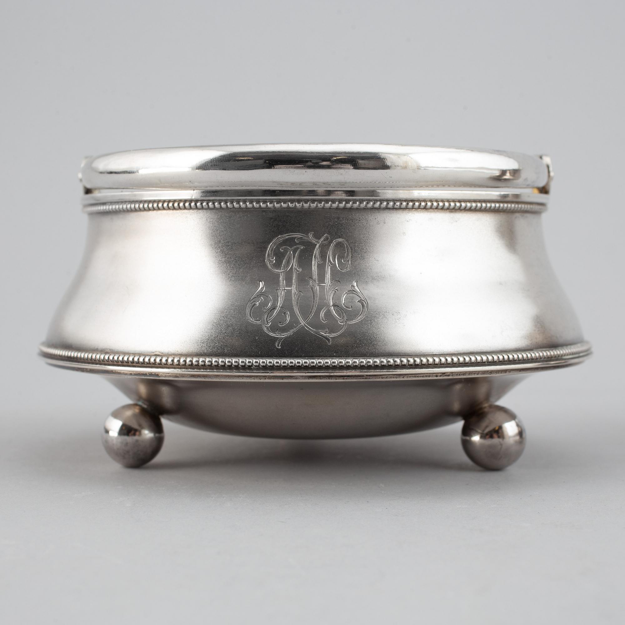 A parcel-gilt silver creamer and bowl, St Petersburg 1898-1903.
