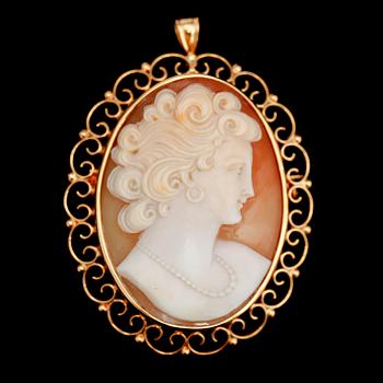 HÄNGE, 18 k guld, GBH 1963, med skuren snäckskalskamé.