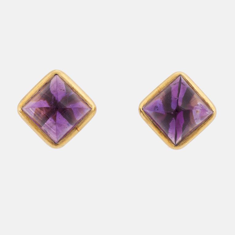 Brooch and earrings with cabochon cut amethysts.