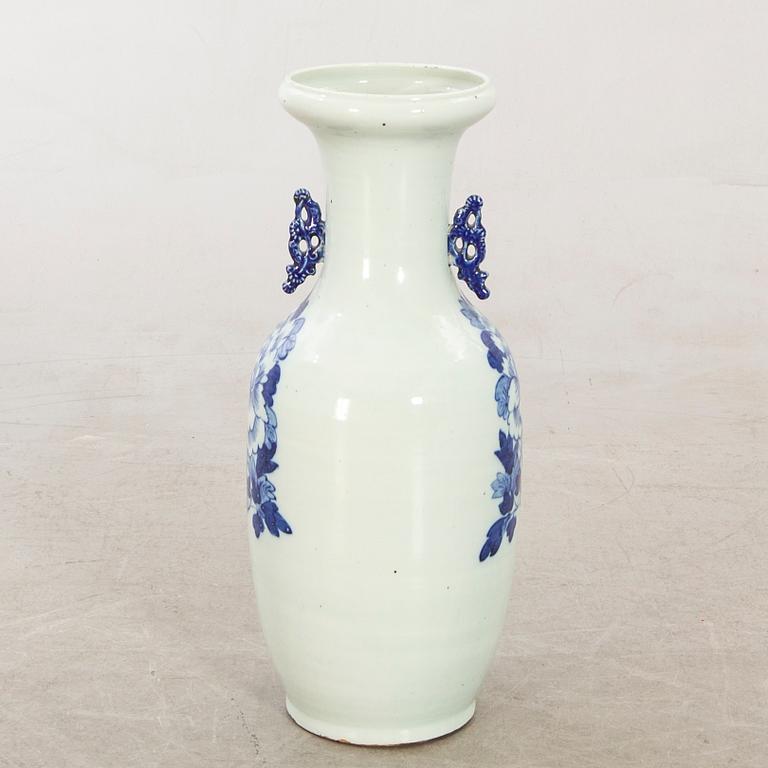 A Chinese porcelain vase around 1900.