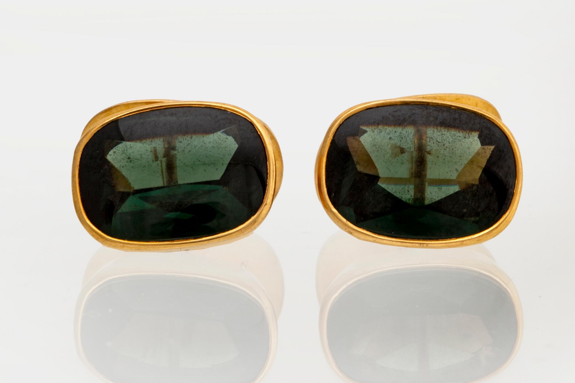 Manschettknappar 18K guld med grön quartz ca 15 x 10 mm, total vikt 10,3 g.