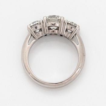 An 18K white gold ring set with round brilliant-cut diamonds.