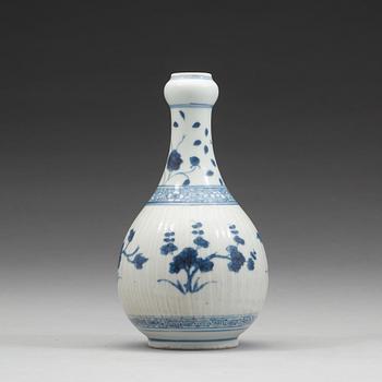 FLASKA, porslin. Qingdynastin, Kangxi (1662-1722).