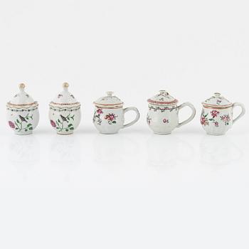 A matched set of 6 Chinese Export custard cups with covers and a cup, Qing dynasty, 18th Century.