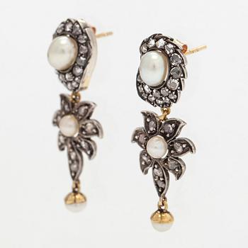 Örhängen med pärlor och rosenslipade diamanter.