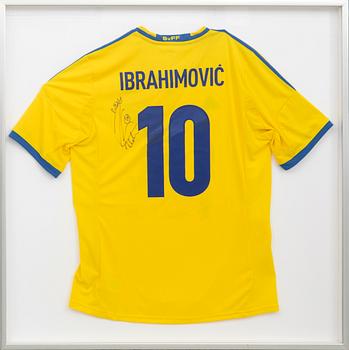 Landslagströja 2015-16 med autografer bla  Zlatan Ibrahimovics.