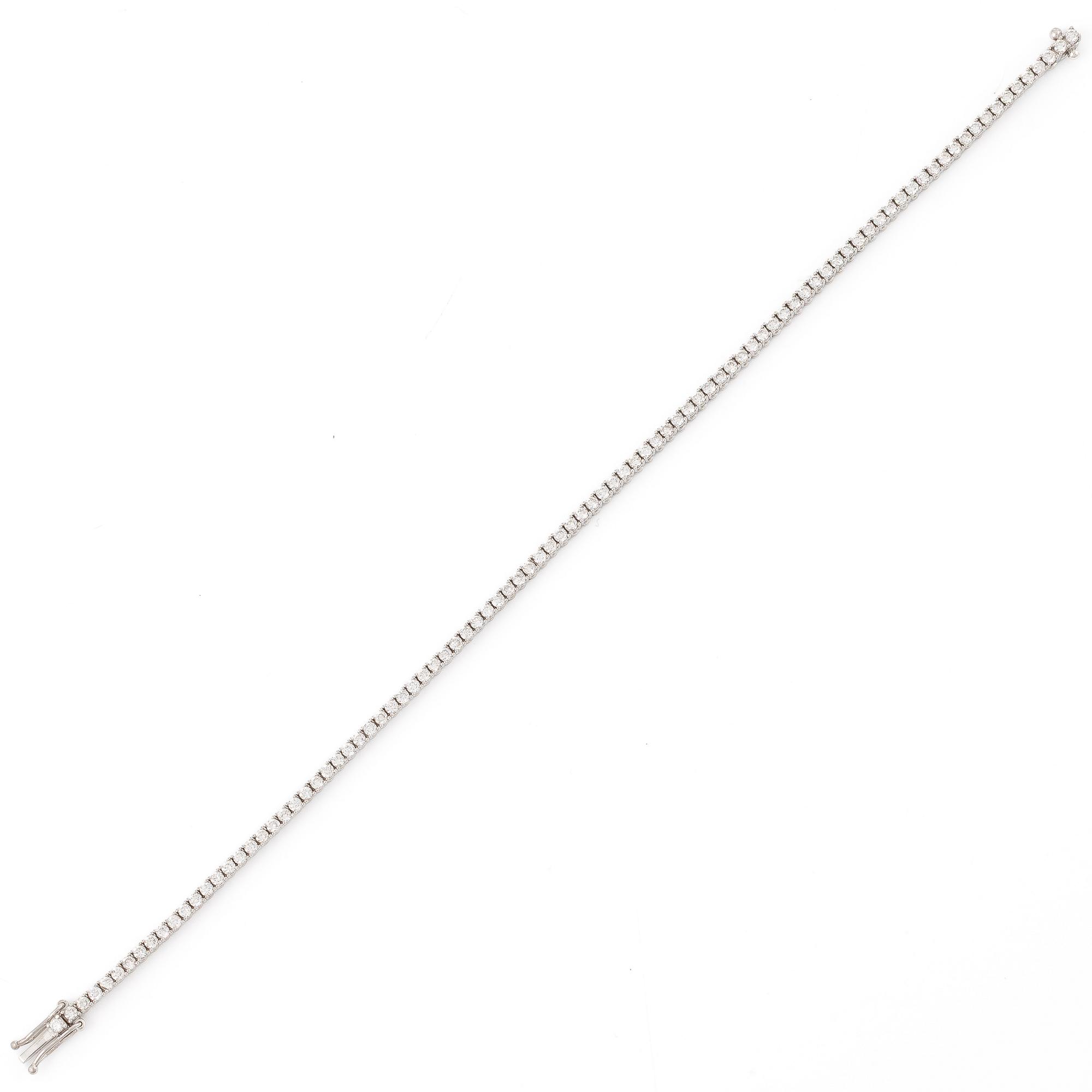 Tennisarmband 18K vitguld med briljantslipade diamanter.