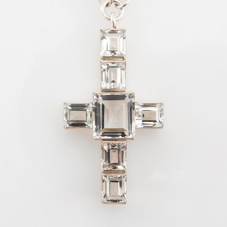 Wiwen Nilsson, Collier av silver och fasetterade bergkristaller i form av ett kors, Lund 1937.