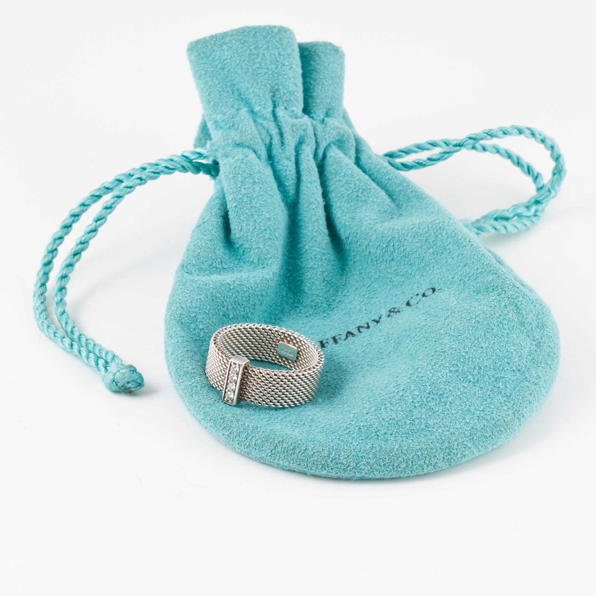 RING, Tiffany & Co, sterlingsilver med 4 briljantslipade diamanter. Vikt 4,3 gram.