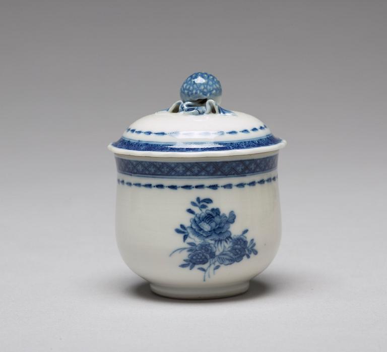 CREMEKOPPAR med LOCK, nio stycken, med BRICKA, kompaniporslin. Qingdynastin, Jiaqing (1796-1820).