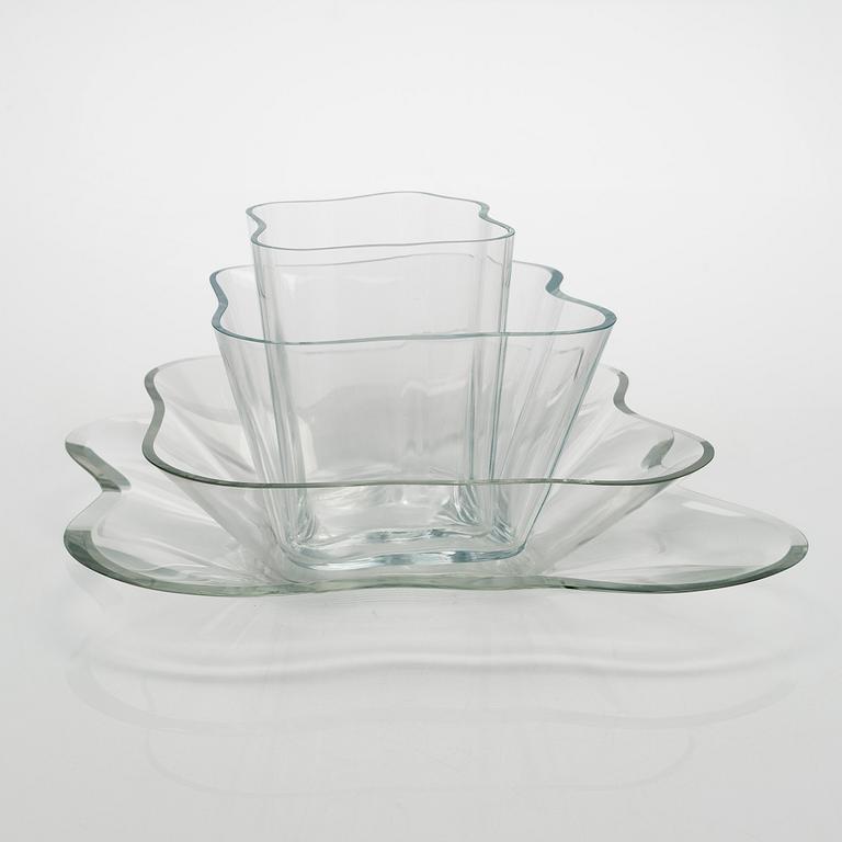 Alvar Aalto, glasskulptur, "Aalto-blomman", 4 delar, signerade Alvar Aalto och Alvar Aalto Iittala 99/1991.
