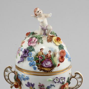 POTPURRIURNOR, 2 st, snarlika, porslin, Dresden, 1900-tal.