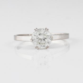 RING, 18K vitguld med fasettslipad vit sten, Trege, Göteborg, 1955. Vikt 2,4 gram.