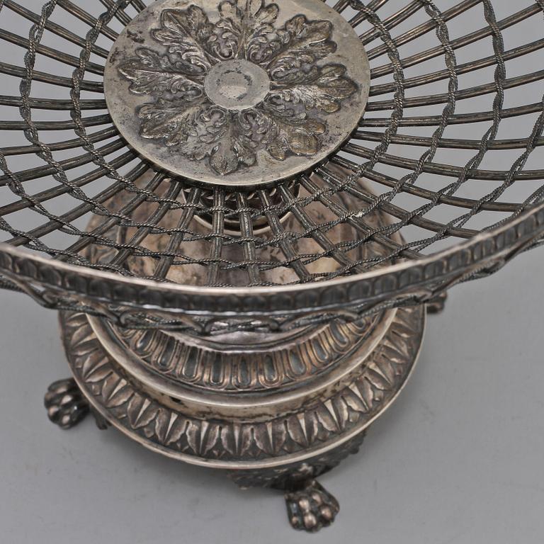 GALLERSKÅL PÅ FOT, silver, Carl Petter Lampa, Stockholm, 1828. Vikt 560 g.
